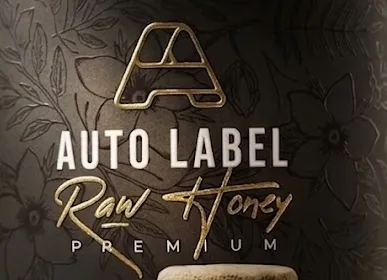 Detalhe macro de acabamento premium em rótulo, com relevo em hot stamping dourado e textura emborrachada escura, tipografia elegante em alto relevo, fotografia de produto close-up sofisticada